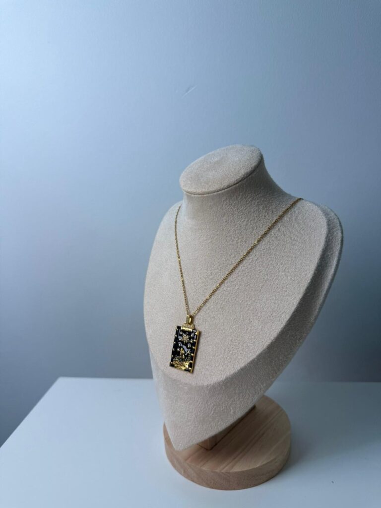 Gold Taşlı Figür Kolye