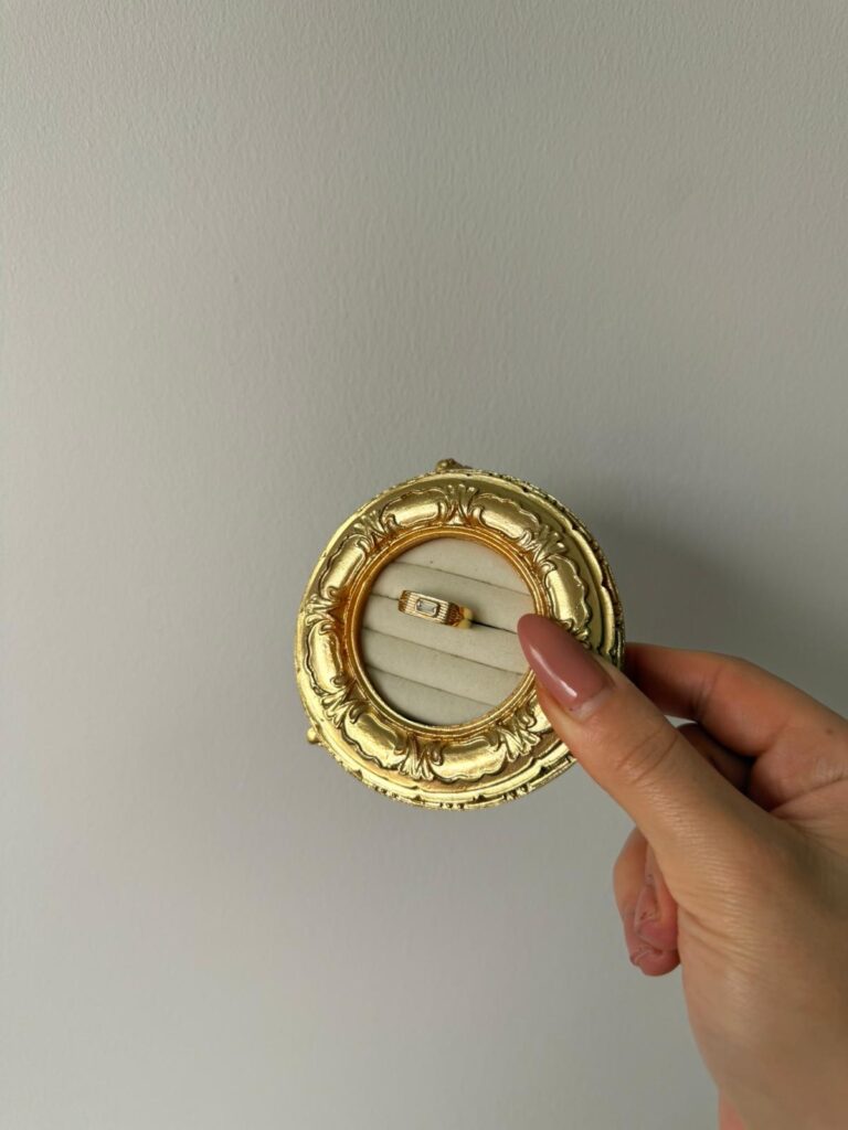 Gold Taşlı Baget Yüzük