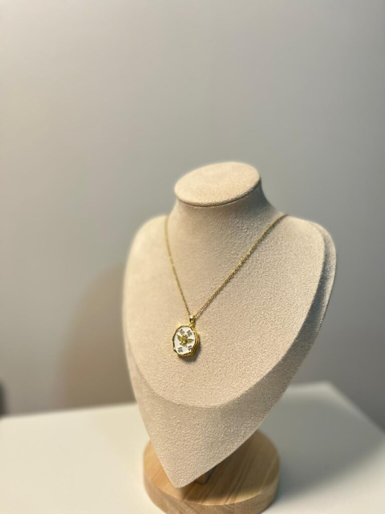 Gold Beyaz Melek Desen Kapaklı Kolye
