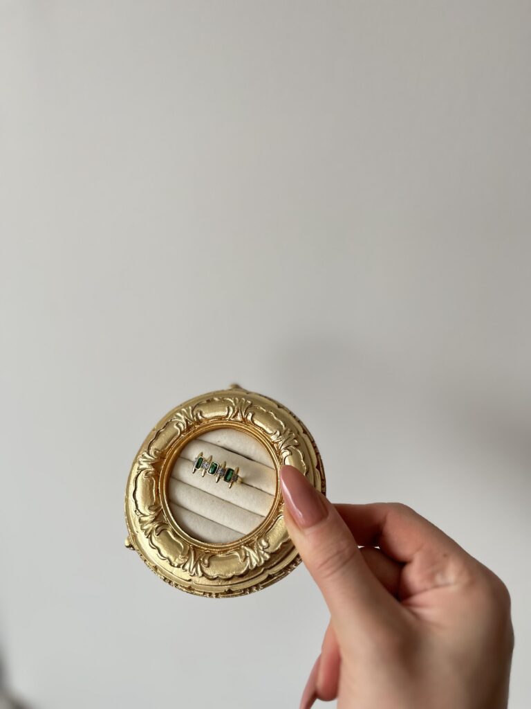 Gold Yeşil Taşlı İşlemeli Yüzük