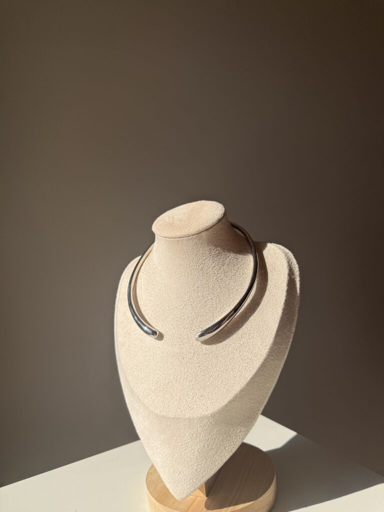 Gümüş rengi choker kolye