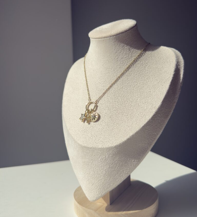 Gold yıldız pusula chharmlı kolye