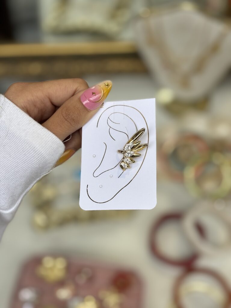 Kanat Figürlü Gold Earcuff